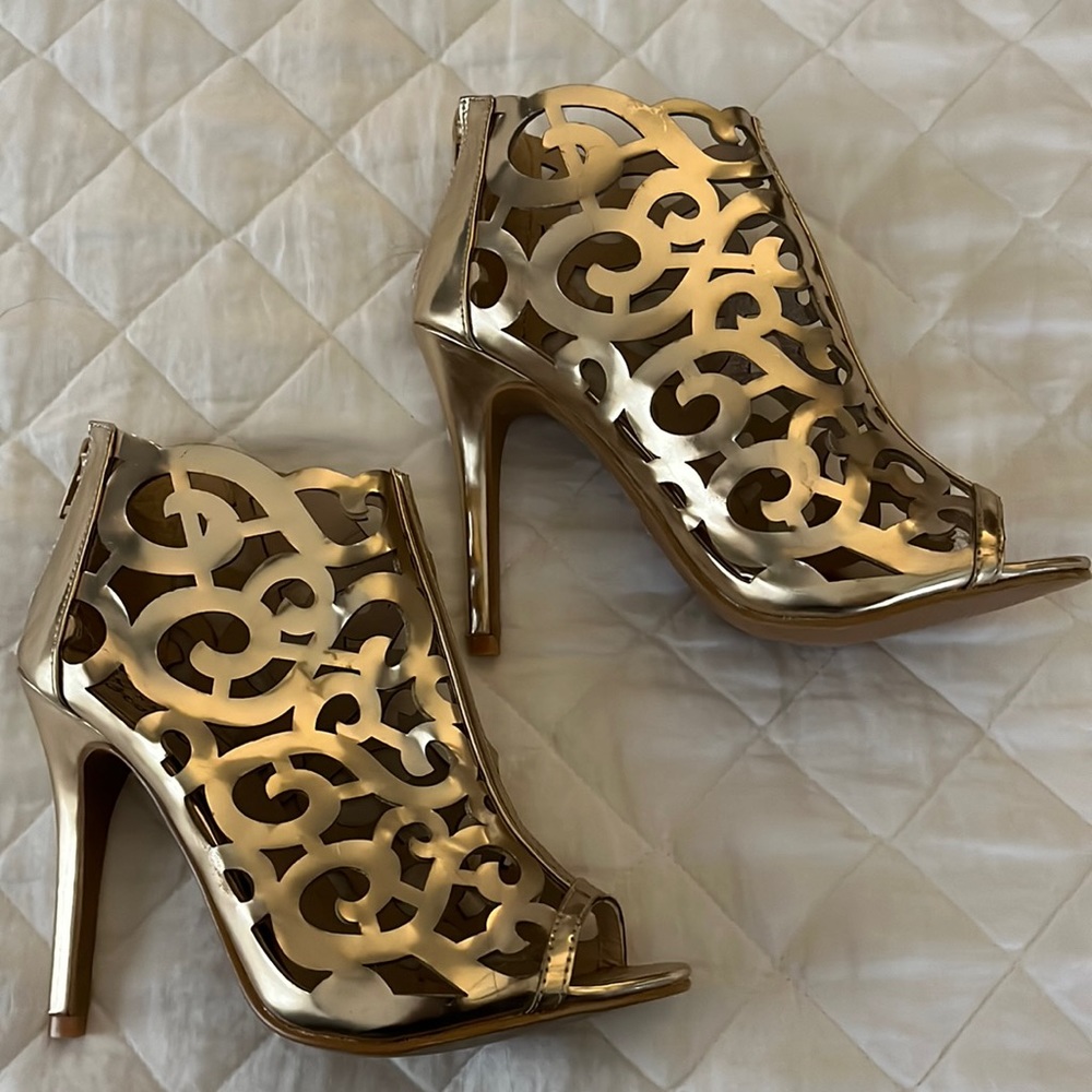 Metallic gold caged booties!